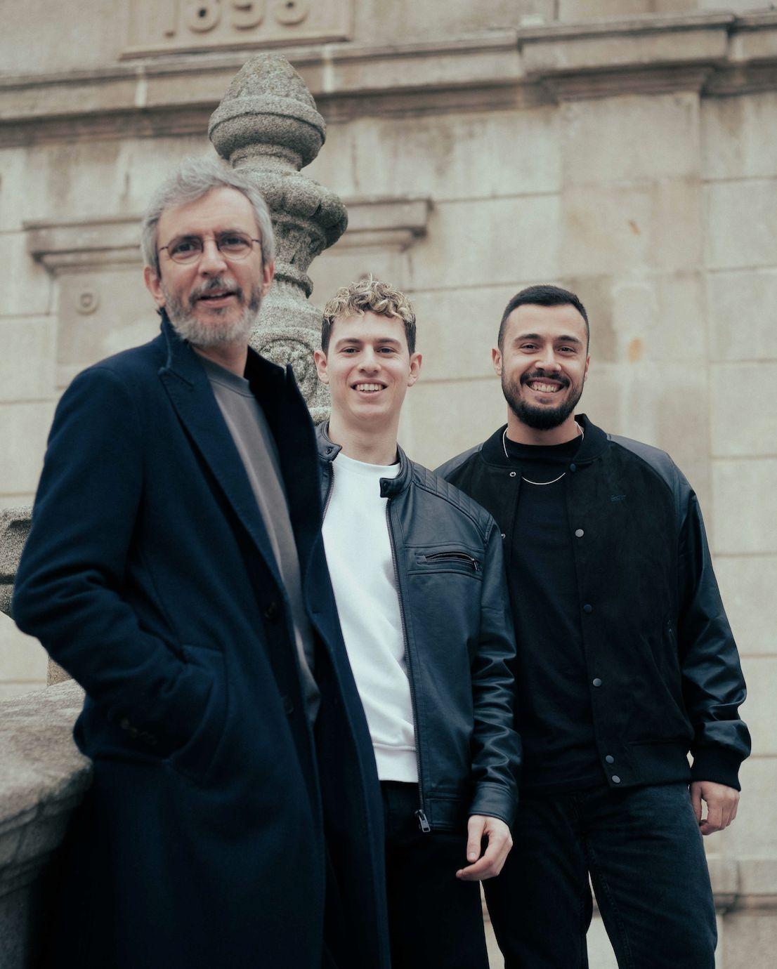 Alberto y Sergio, deGalician Army, con Xoel López.