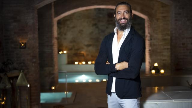Armando Prados, posando en uno de los baños árabes de AIRE Ancient Baths.