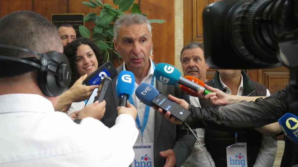 Luis Seara, líder del BNG en Ourense, atiende a los medios.
