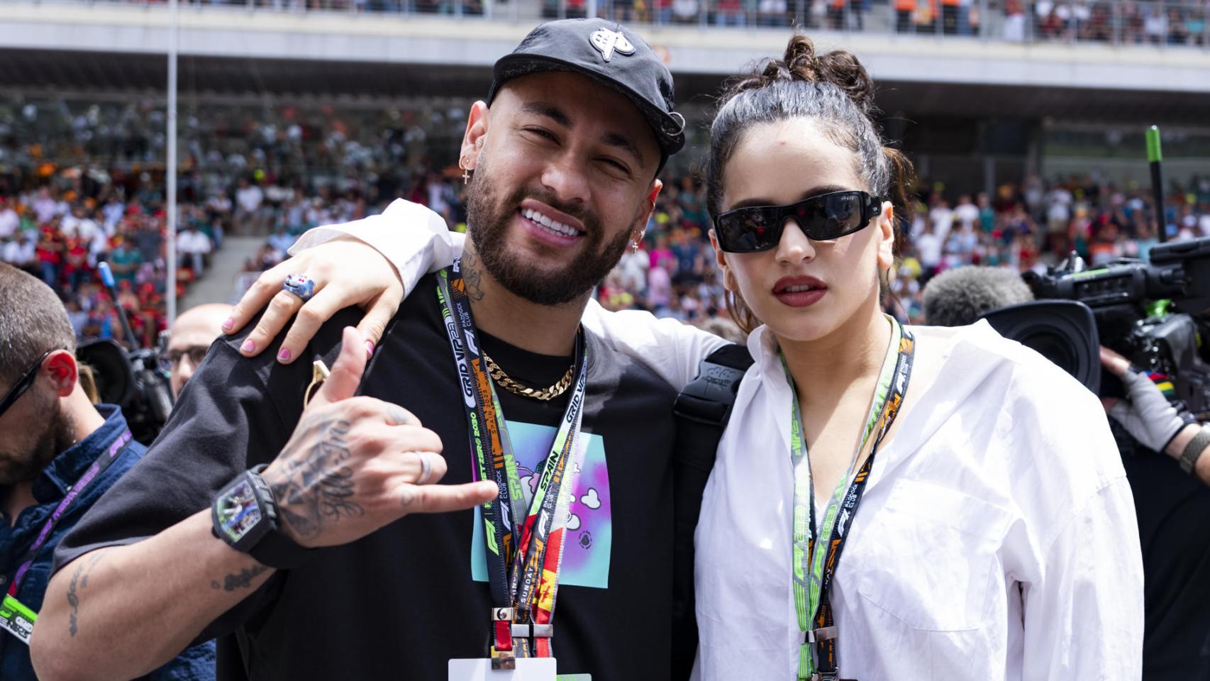 La cantante Rosalía con el futbolista Neymar Jr, en el circuito de Montmeló.