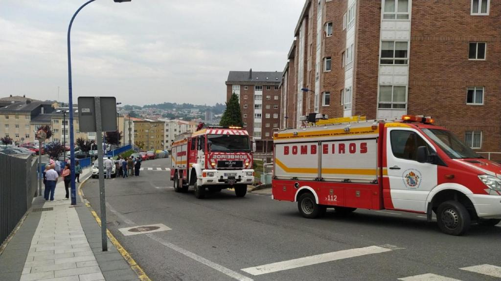 Camión de bomberos de camino a extinguir un incendio en Culleredo.