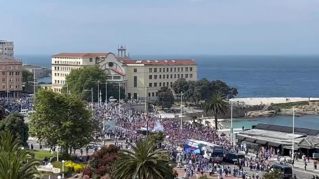 Así era recibido el bus del Deportivo esta tarde en Riazor.