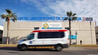 Sanidad firma un nuevo acuerdo laboral para el personal del departamento de Torrevieja con mejoras retributivas