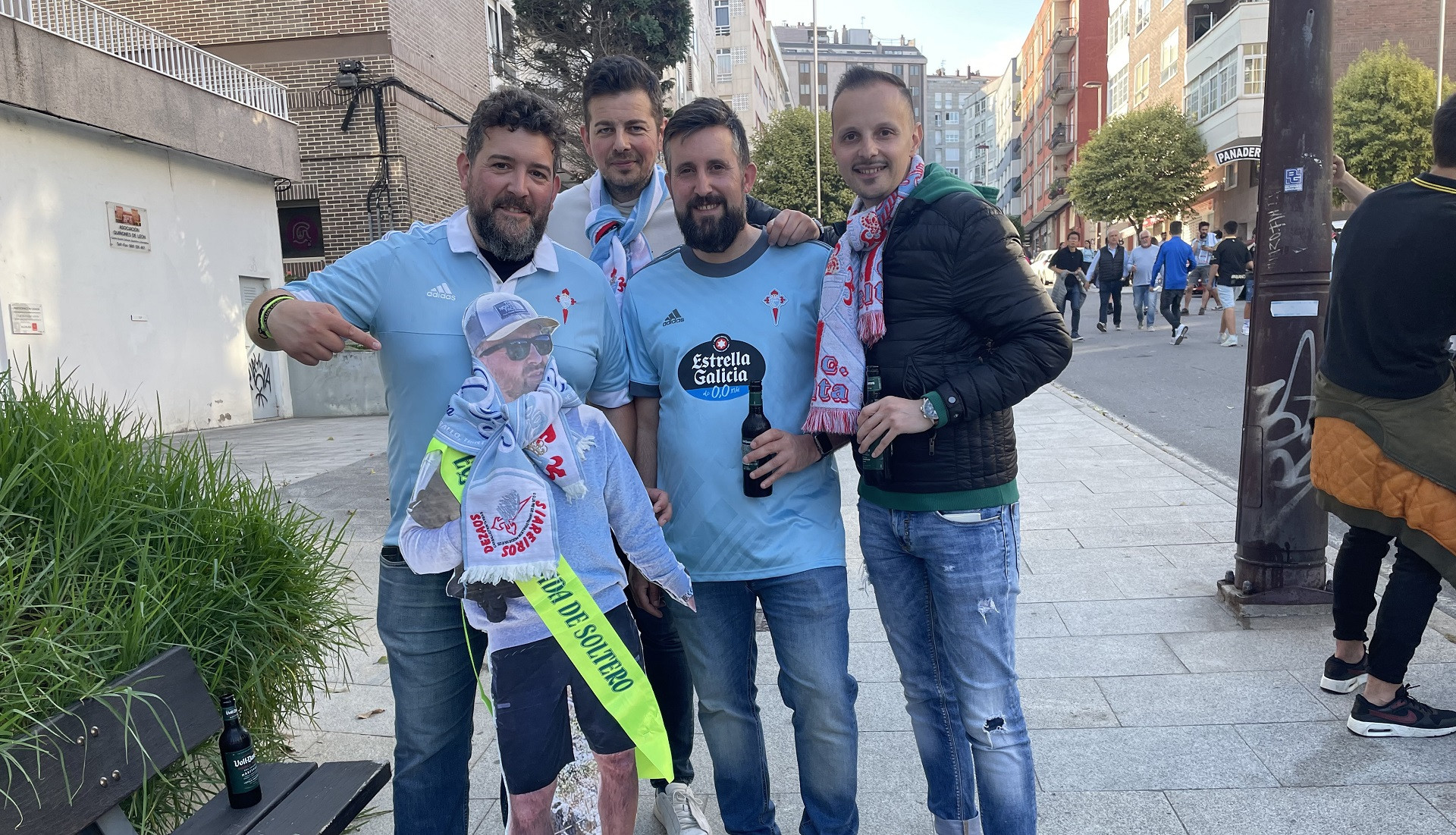 El grupo de amigos ayer en Balaídos con su amigo de cartón. (P.P.F)