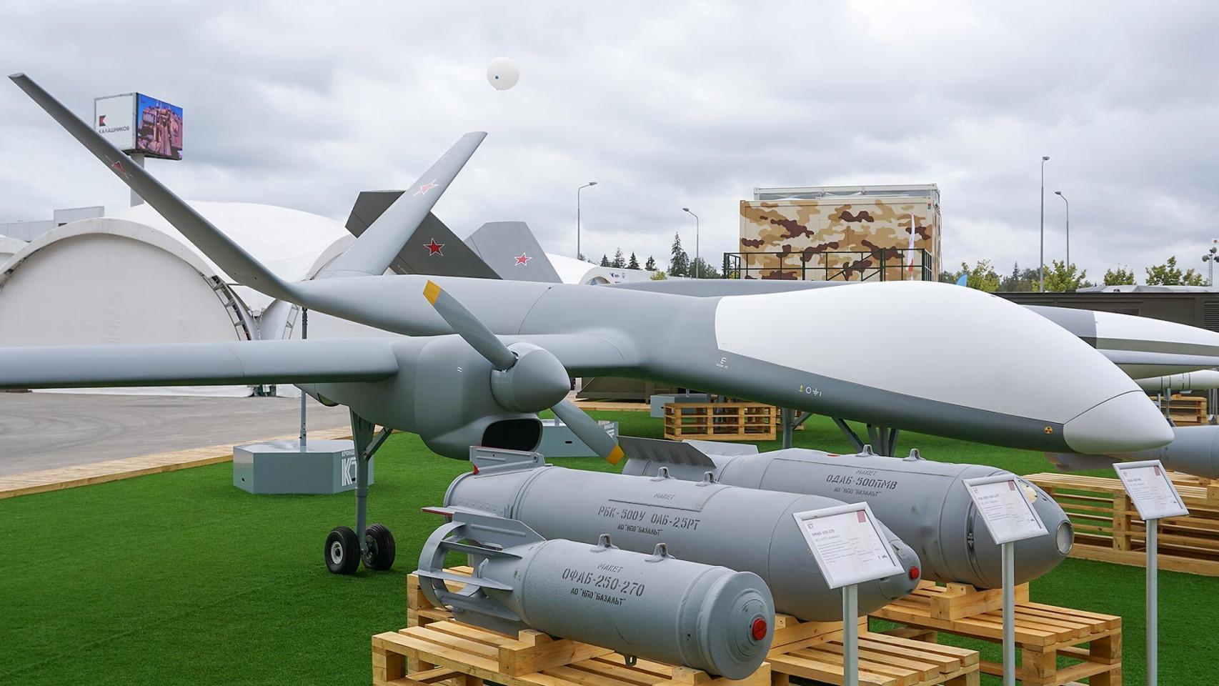 Dron Sirius junto a las bombas que puede portar