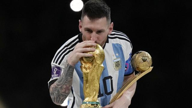 Messi besa la Copa del Mundo