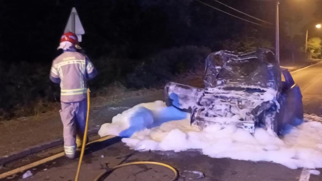El coche totalmente calcinado tras un accidente.