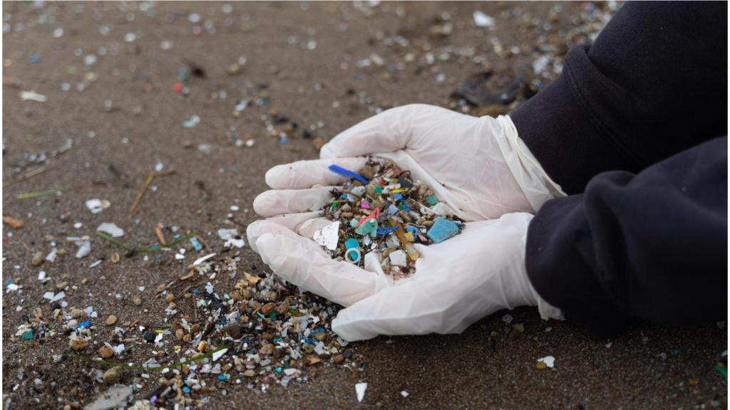 Un estudio revela la presencia de microplásticos en el agua potable de A Coruña y Pontevedra
