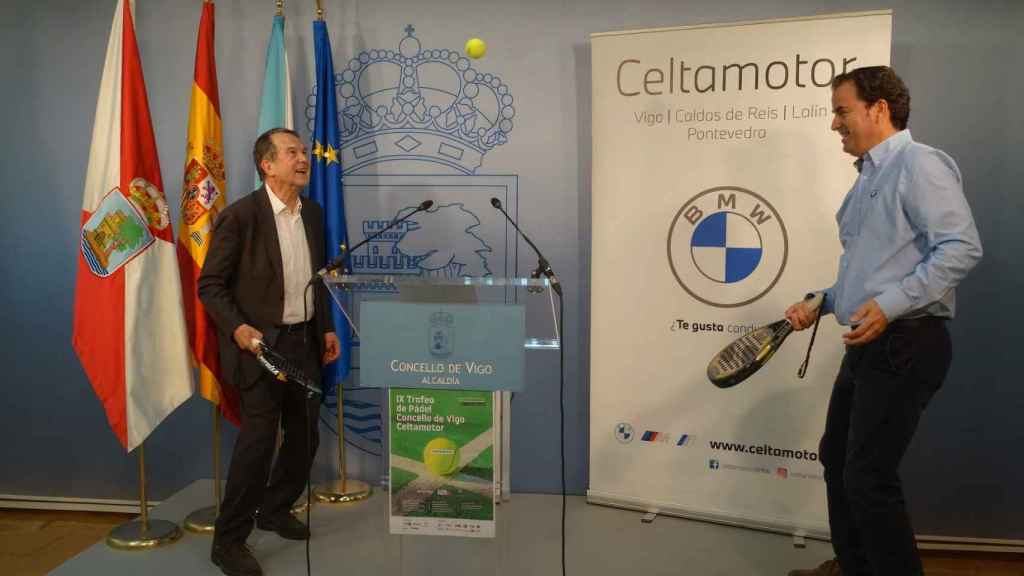 El regidor, Abel Caballero, se anima a dar unos toques con la raqueta de pádel durante la presentación.