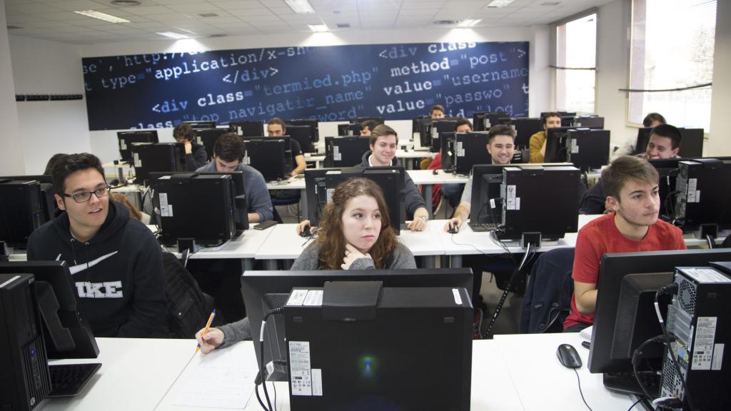 Los alumnos de la U-tad en una clase.