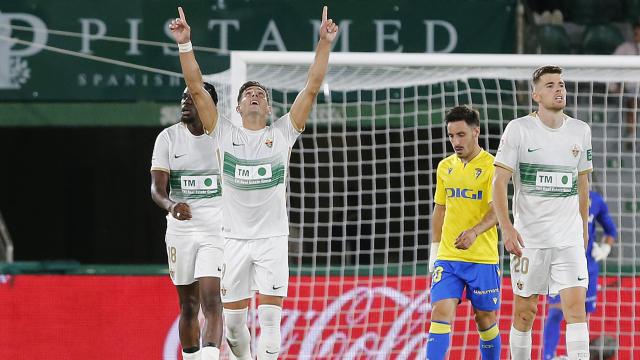 El delantero del Elche, Lucas Boyé, celebra el primer gol contra el Cádiz, con la camiseta con el logo de TM.
