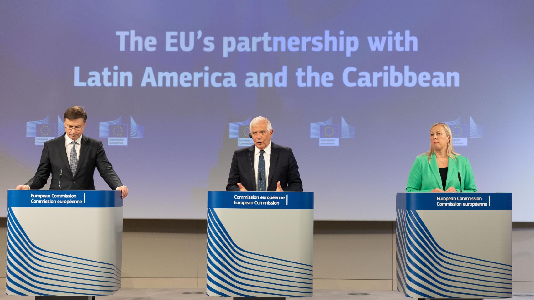 Valdis Dombrovskis, Josep Borrell y Jutta Urpilainen, durante la rueda de prensa de este miércoles