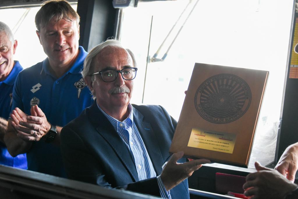 José María Criado recibiendo una placa conmemorativa durante la visita. Imagen: Armada