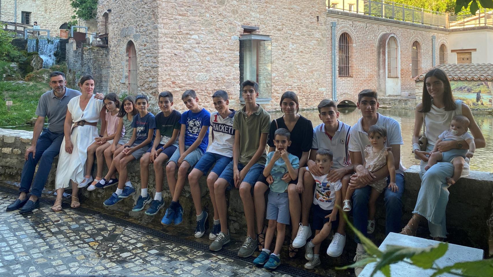 Javier Cárdenas y Belén Benítez junto a sus 15 hijos.