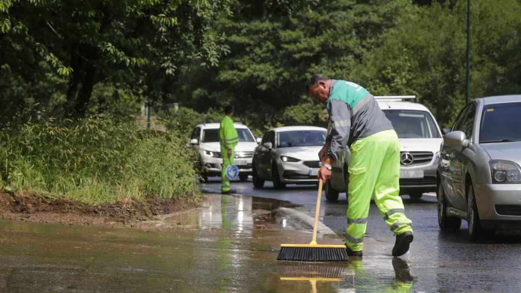 Un trabajador limpia los corrimientos de tierras en el Parque do Río Rato