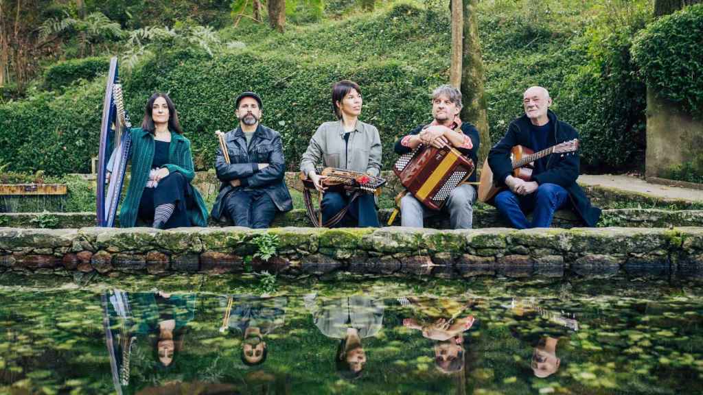 Quico Comesaña, a la derecha, junto a los músicos que le acompañarán.