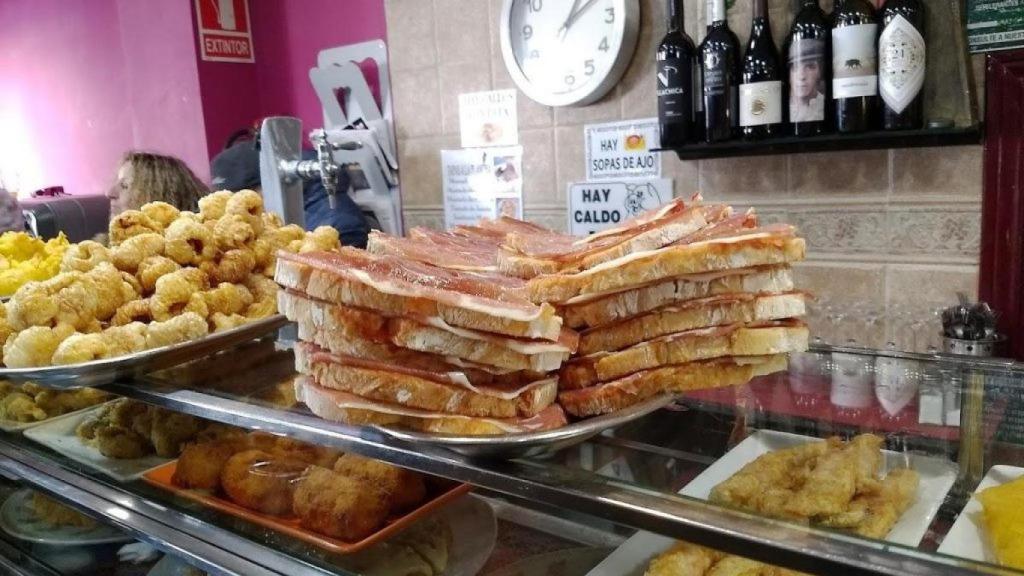 Tostas de jamón y tomate del bar Sevilla