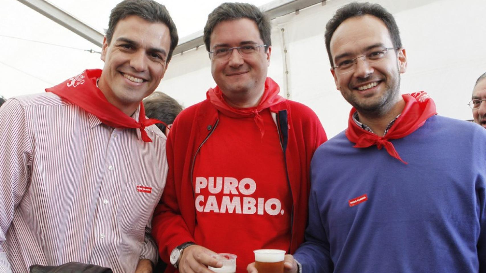 Sánchez, Óscar López y Antonio Hernando, juntos en una fiesta del PSOE en 2010.