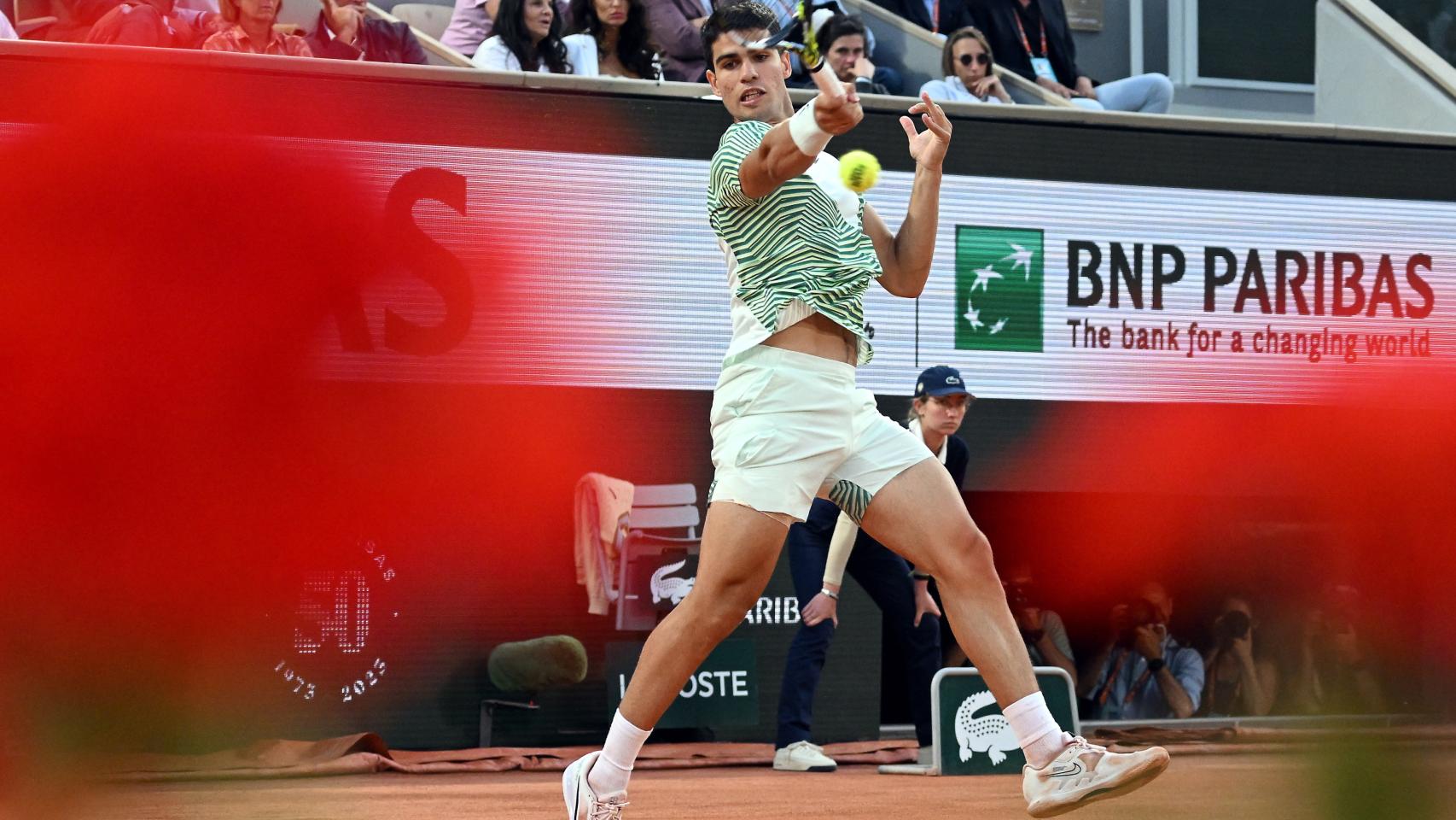 Carlos Alcaraz durante su duelo con Stefanos Tsitsipas.