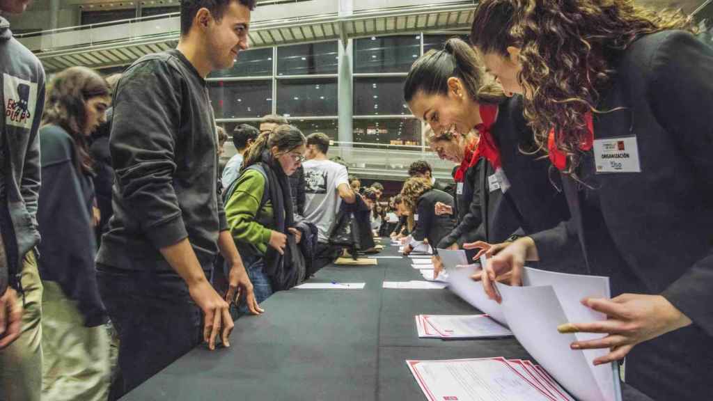 Reparto de diplomas del Concello de Vigo a los estudiantes.