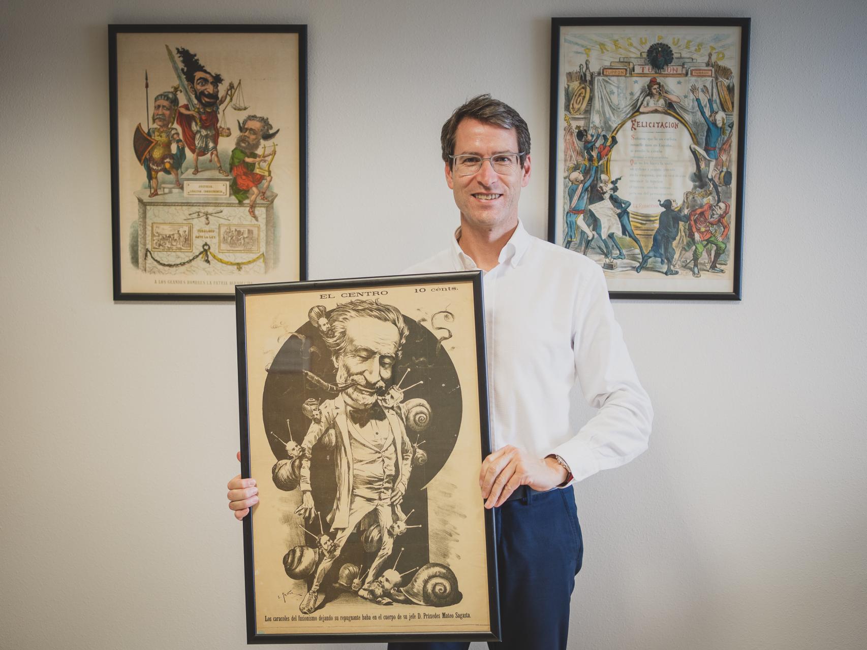 Gonzalo Capellán muestra una caricatura de Sagasta en su despacho de la Universidad de La Rioja.