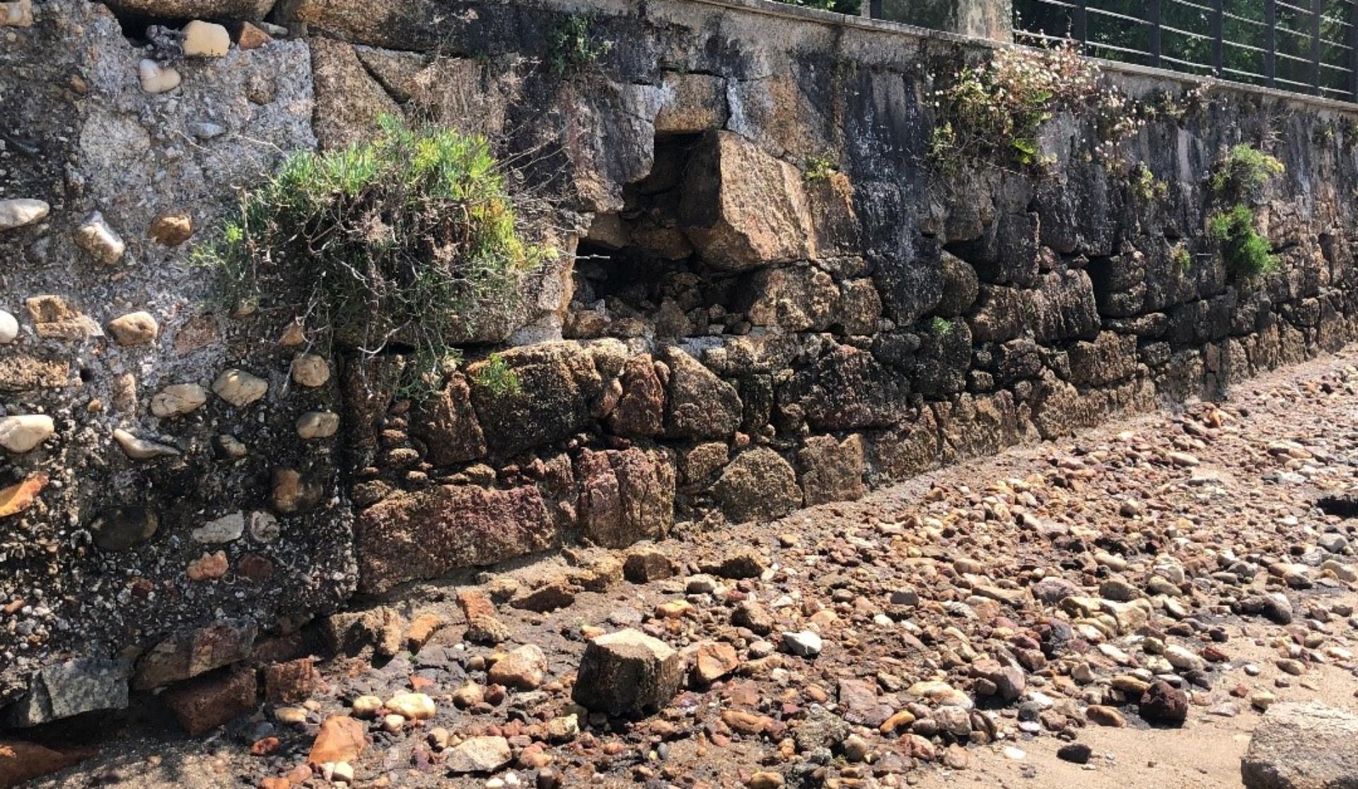 Daños en el paseo marítimo (Foto: Concello de Oleiros)