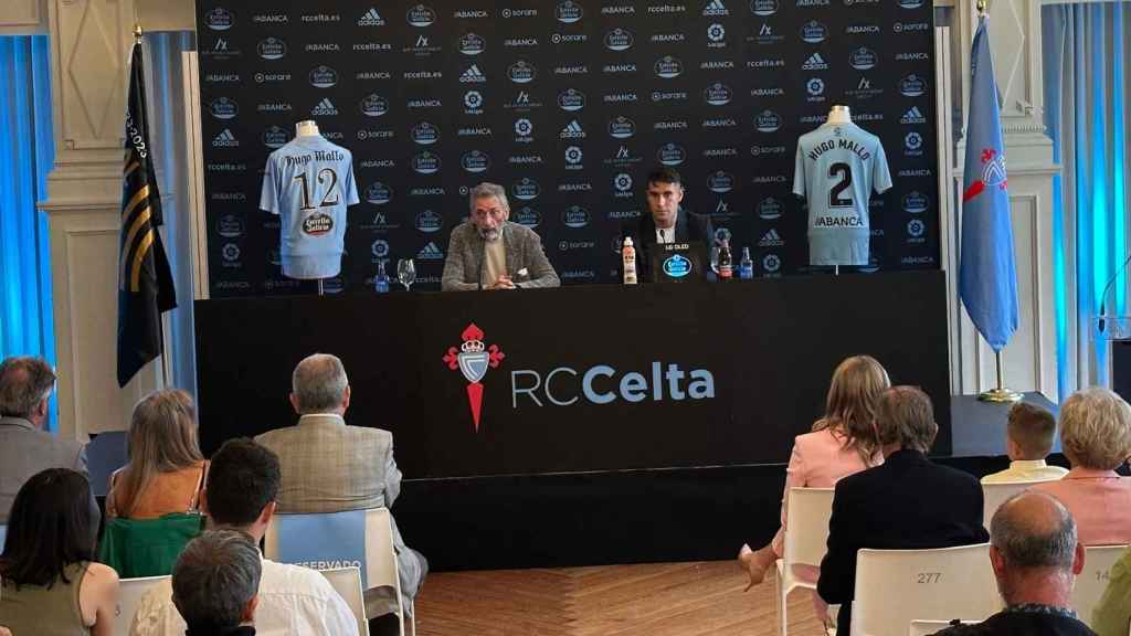 Carlos Mouriño y Hugo Mallo en la rueda de prensa de despedida del jugador.