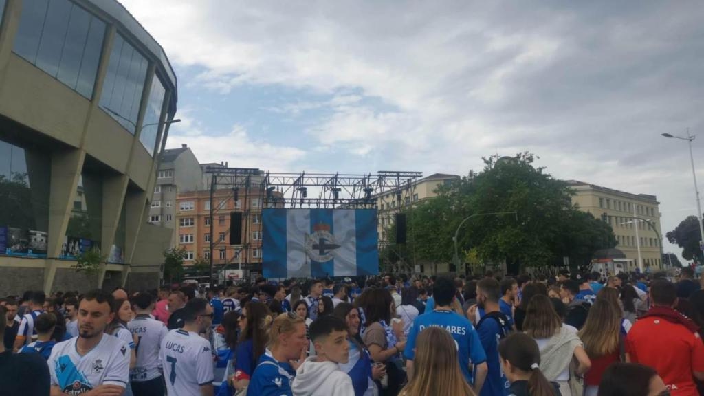 Aficionados del Dépor acuden a la explanada de Riazor para ver en la pantalla gigante el encuentro contra el Castellón