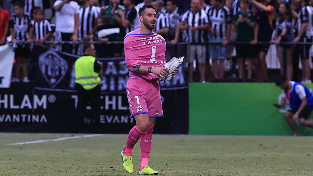 Ian Mackay en el momento de ser expulsado en el partido ante el Castellón.