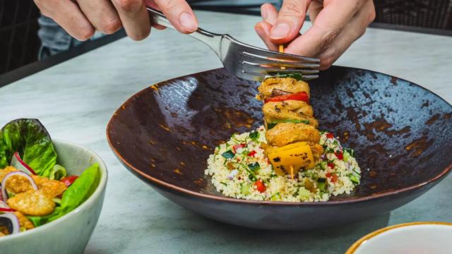 Un plato de kebab de pollo cultivado.