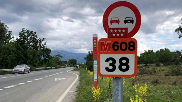 Lugar en el que cuatro jóvenes murieron el domingo en una accidente de tráfico en la M-608 entre Moralzarzal y Collado Villalba.