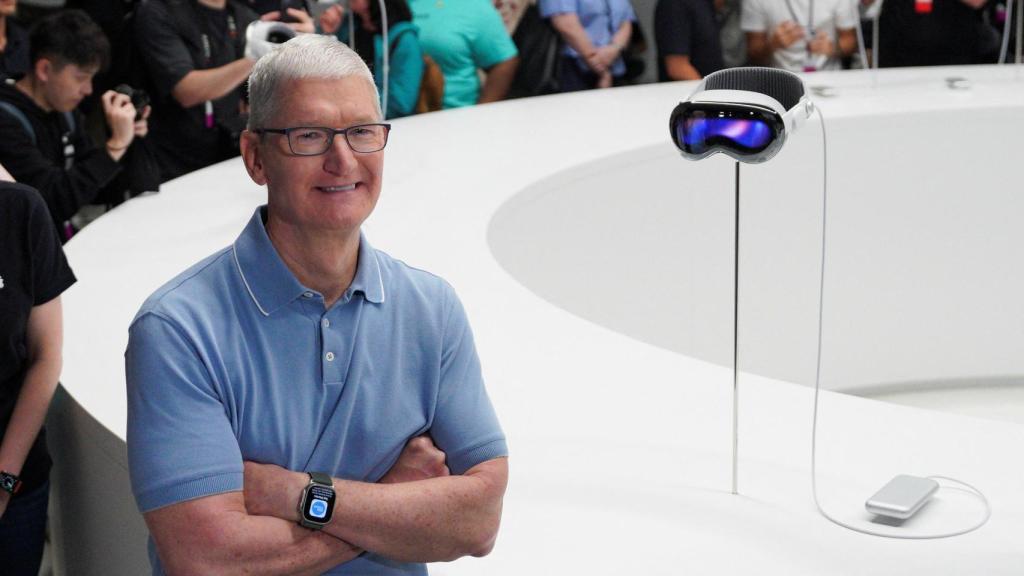 Tim Cook con las Apple Vision Pro presentadas en la WWDC del 2023.