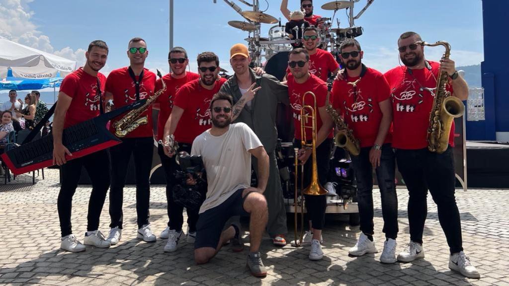 Lode, con gorra en el centro de la imagen, junto a la charanga BB+