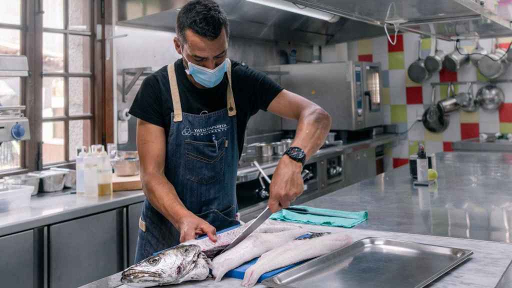 Yayo Daporta en su restaurante de Cambados. Foto: Roque Abilleira