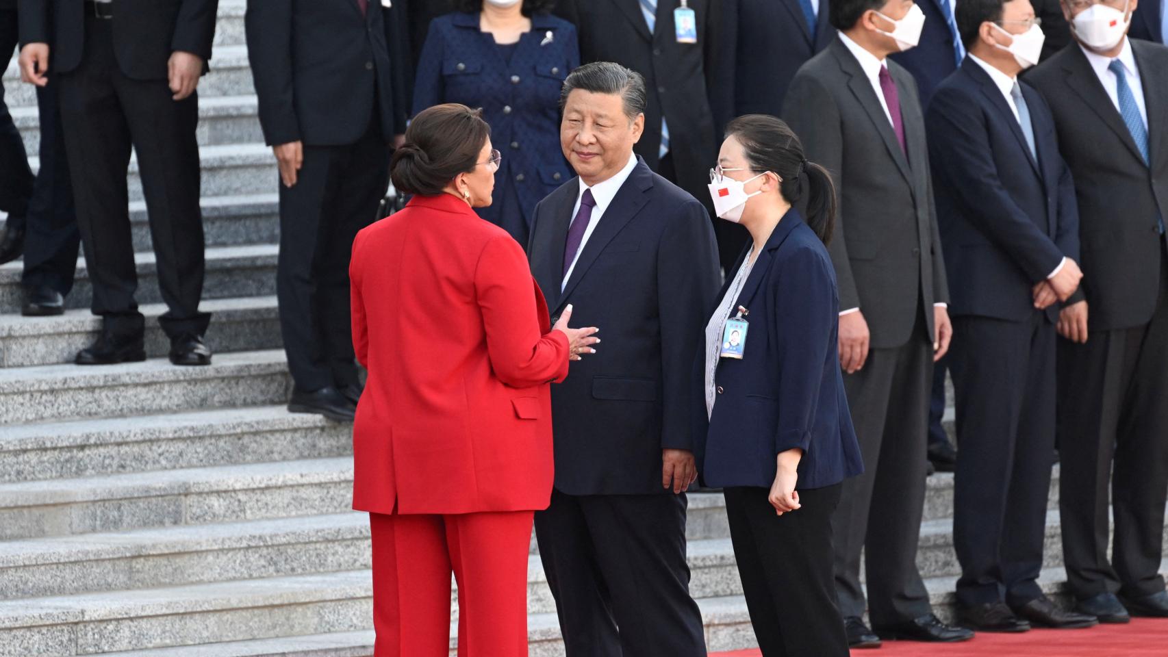 Xiomara Castro y Xi Jinping conversan frente al Gran Salón del Pueblo en Pekín, este lunes.