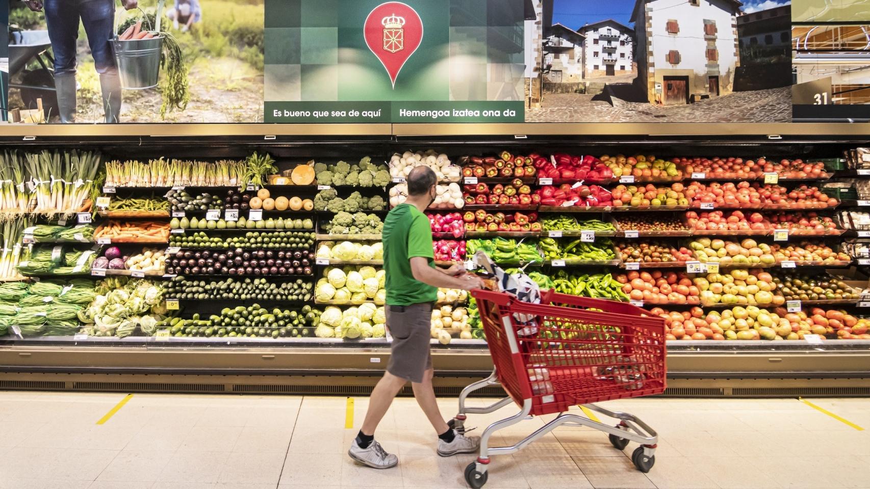 Una persona compra en un supermercado