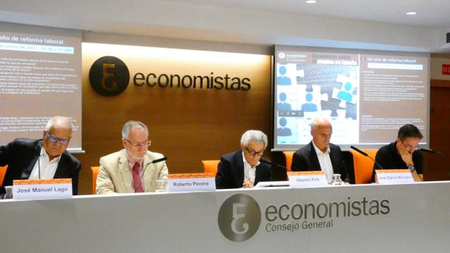 Expertos en un panel sobre la reforma laboral.