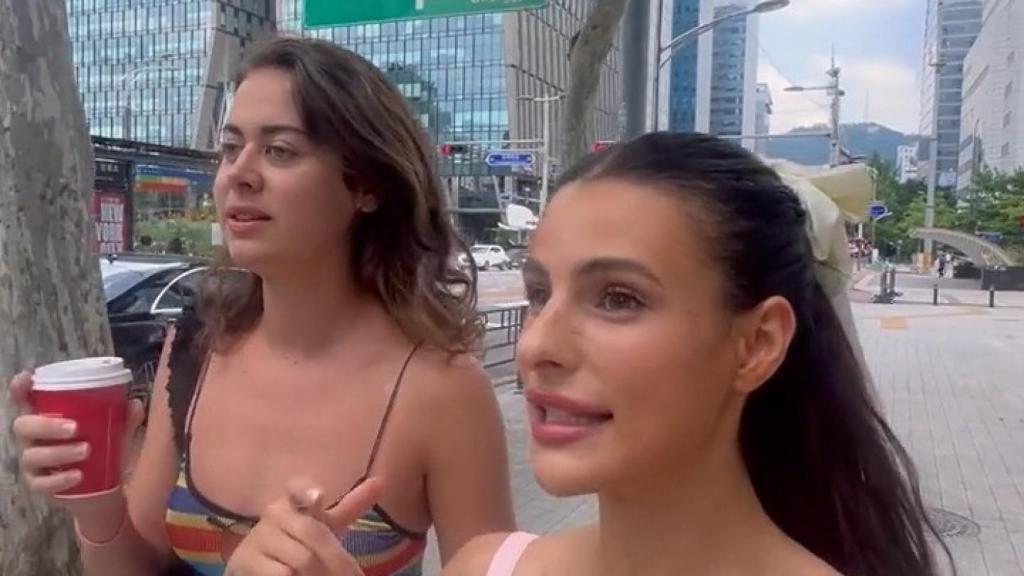 La tiktoker @carolynnna con su amiga en Corea del Sur.