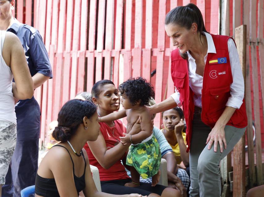 La Reina charla con algunos habitantes de Villa Hermosa.