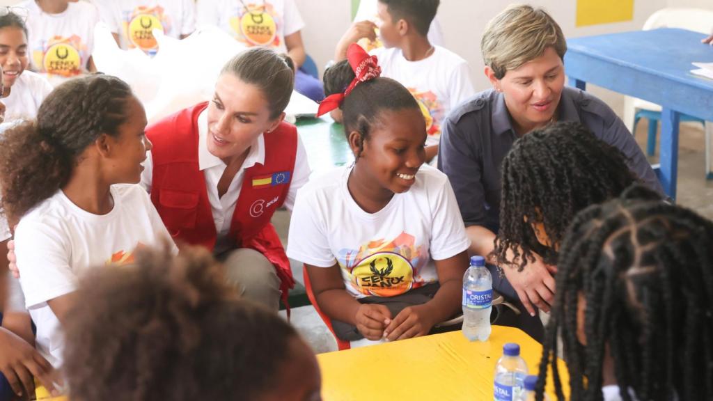 Letizia y Verónica Alcocer en la escuela de Villa Hermosa.