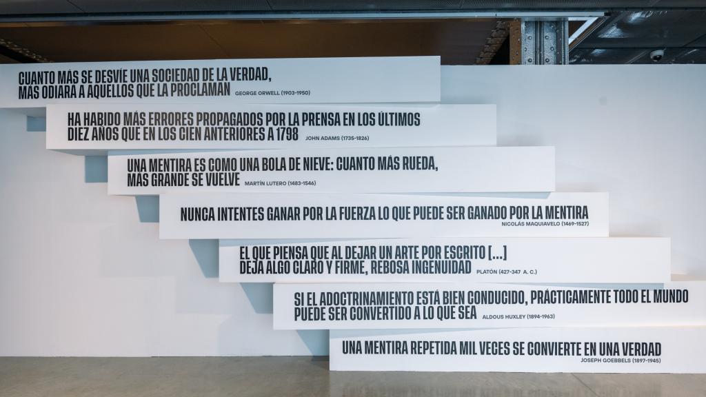Frases de personajes célebres de la historia acerca de la manipulación informativa. Foto: Fundación Telefónica