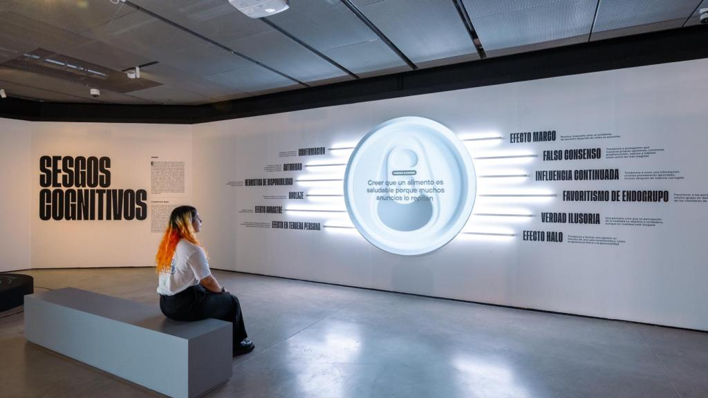 Sección de la exposición en la que se explican los sesgos cognitivos que favorecen la aceptación de información falsa. Foto: Fundación Telefónica