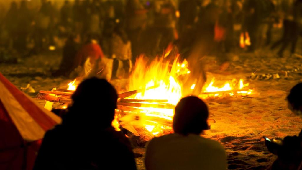 Foto de archivo de las hogueras de San Juan en A Coruña.
