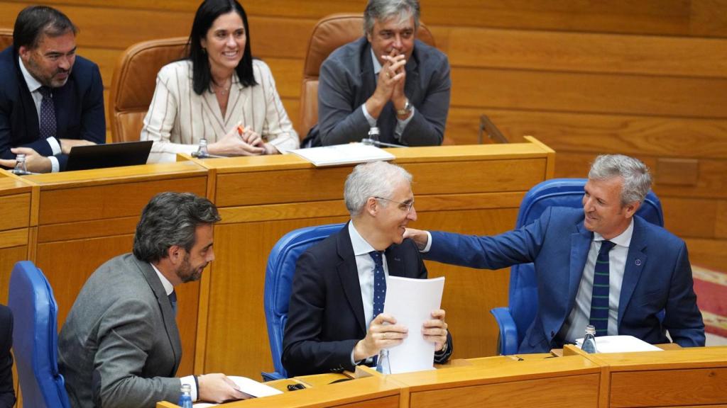 El presidente de la Xunta de Galicia, Alfonso Rueda, junto al conselleiro de Industria, Francisco Conde, hoy.