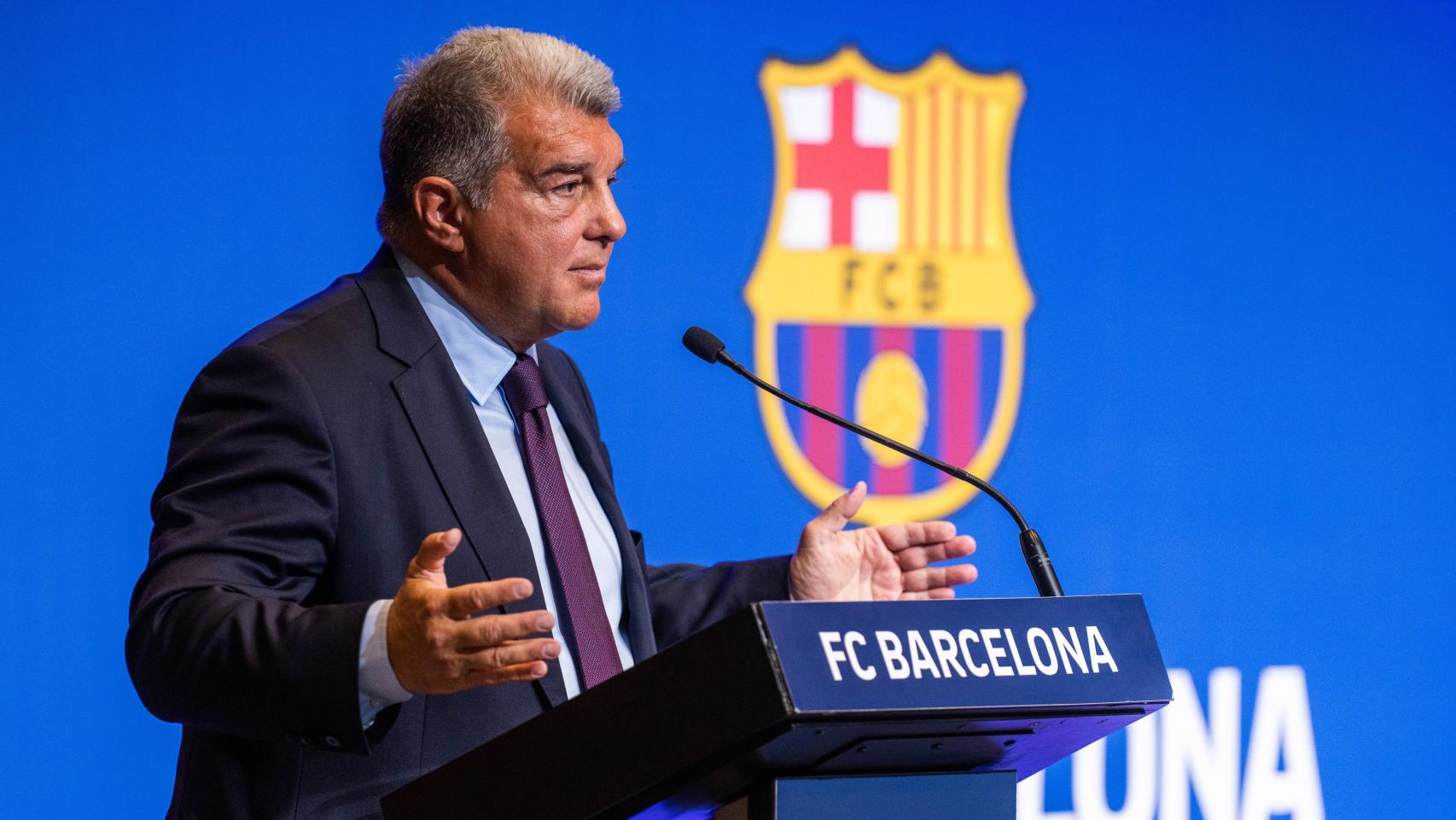 Joan Laporta, con semblante serio durante una rueda de prensa con el FC Barcelona.