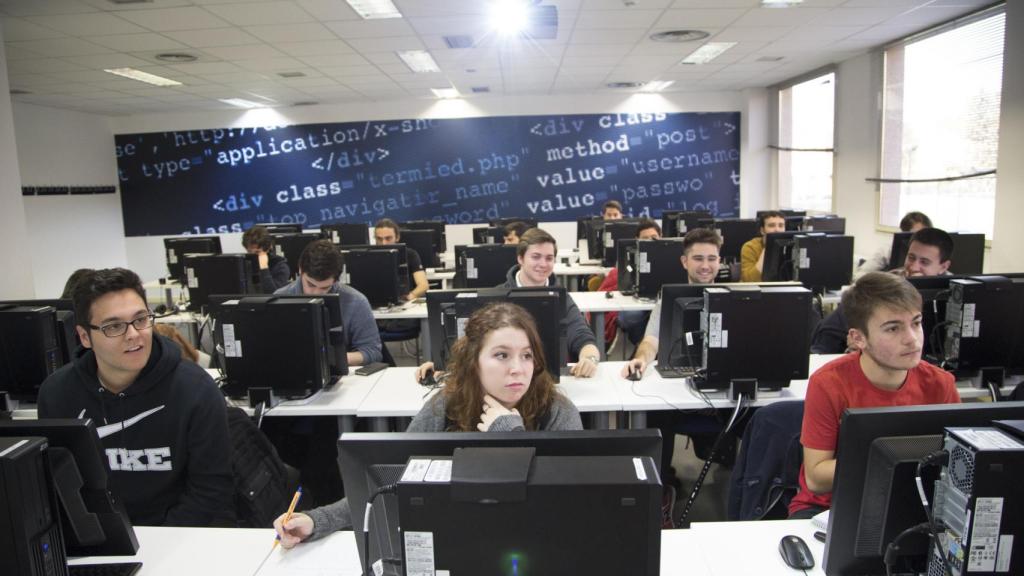 Un clase en la U-tad.