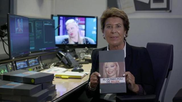 Conchita Pérez promociona el último poli a Belén Esteban en ‘Viernes Deluxe’.