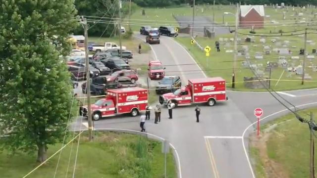 Vista aérea de los equipos de emergencia en el lugar de los hechos.
