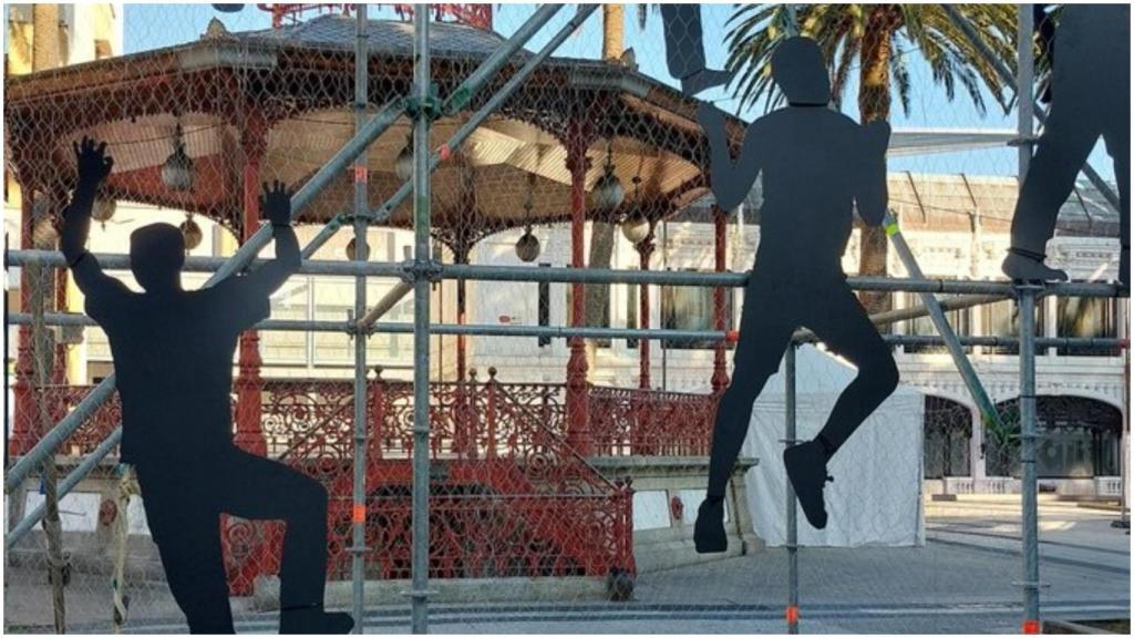 La valla de Acampa pola paz en A Coruña.