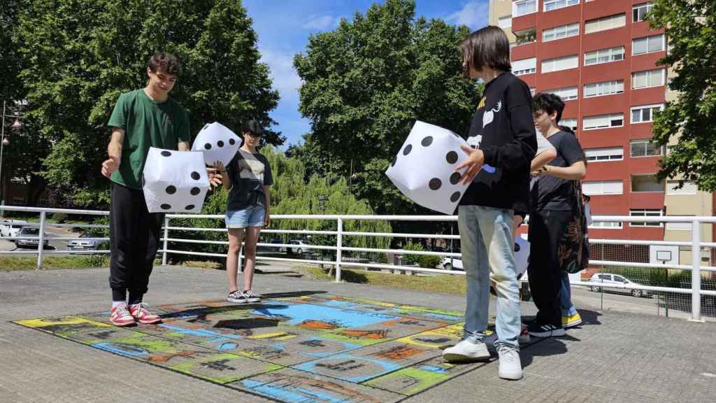 Los estudiantes estrenan el tablero pintado en el campo rojo.
